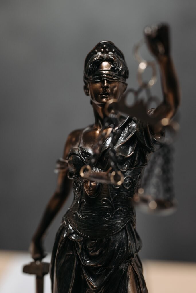 Figura de una mujer sujetando una balanza y una espada simbolizando la justicia